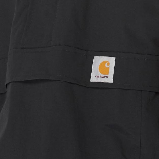 Logo Carhartt Nimbus para Hombre, se trata de un logo dorado con el fondo gris.