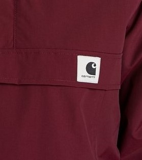 Logo de la cazadora carhartt Nimbus para mujer se trata de el logo de carhartt en color negro con el fondo blanco.