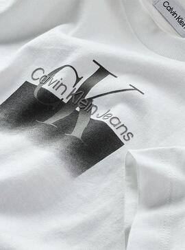 Camiseta Calvin Klein Gradient Logo Blanca Niño