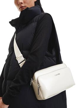 Bolso Calvin Klein CK Must Camera Bag Beige Mujer