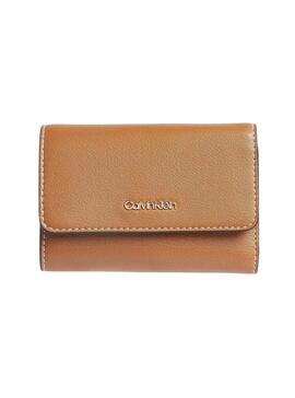 Cartera Calvin Klein Must Trifold Camel Para Mujer