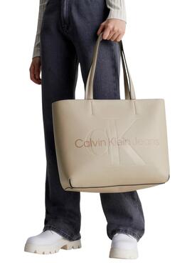 Bolso Calvin Klein Sculpted Beige para Mujer