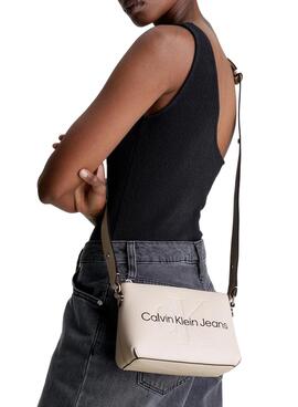 Bolso Calvin Klein Sculpted Camera Beige Mujer