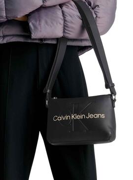 Bolso Calvin Klein Sculpted Pouch Negro Mujer