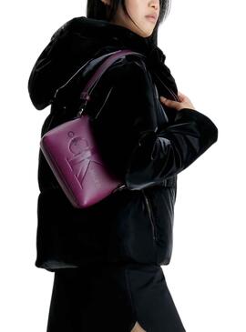 Bolso Calvin Klein Sculpted Pouch Morado Mujer