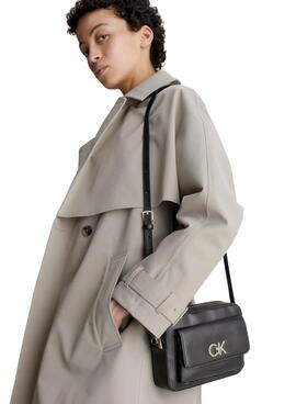 Bolso Calvin Klein Re-Lock Camera Negro Mujer