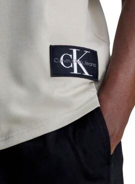 Camiseta Calvin Klein Jeans Badge Turn Beige