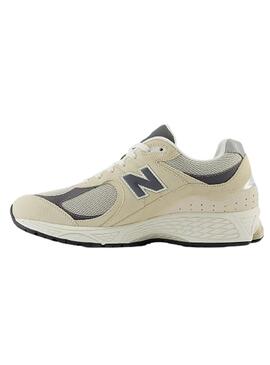 Zapatillas New Balance M2002 Beige y Gris Para Hombre