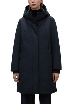 Prenda exterior Ecoalf Glamour en negro para mujer.