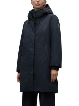 Prenda exterior Ecoalf Glamour en negro para mujer.