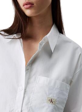 Camisa Calvin Klein Jeans Cropped blanco para mujer