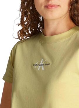 Camiseta Calvin Klein cropped monologo amarillo para mujer