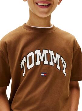 Camiseta Tommy Hilfiger Varsity marrón para niño