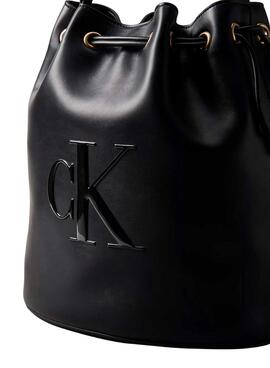 Bolso Calvin Klein Jeans Bucket monograma negro para mujer