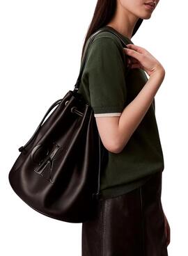 Bolso Calvin Klein Jeans Bucket monograma negro para mujer