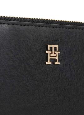 Cartera Tommy Hilfiger Icon negro con solapa para mujer