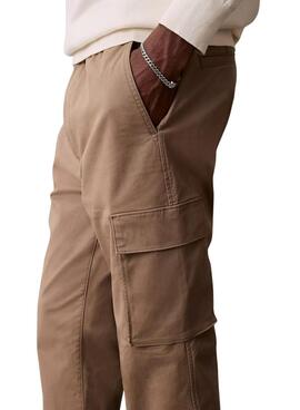 Pantalones cargo Calvin Klein Jeans tostado para hombre