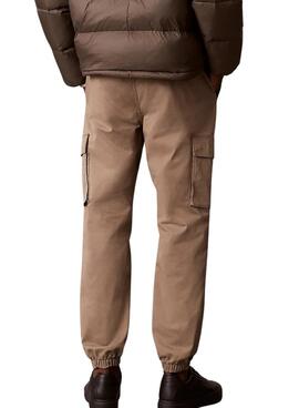 Pantalones cargo Calvin Klein Jeans tostado para hombre