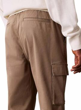 Pantalones cargo Calvin Klein Jeans tostado para hombre