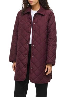 Abrigo acolchado Vila. Modelo Viquila burdeos para mujer