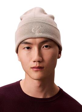 Gorro Calvin Klein logo CK beige para hombre