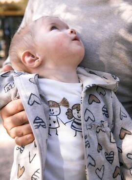 Conjunto de tres piezas Mayoral corazones tostado para bebé