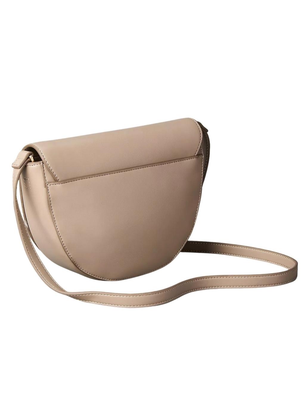 Bolso Calvin Klein Jeans Bold Saddle beige para mujer