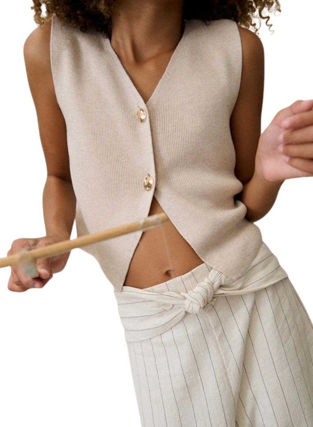 Top Mayoral de punto beige con botones para niña