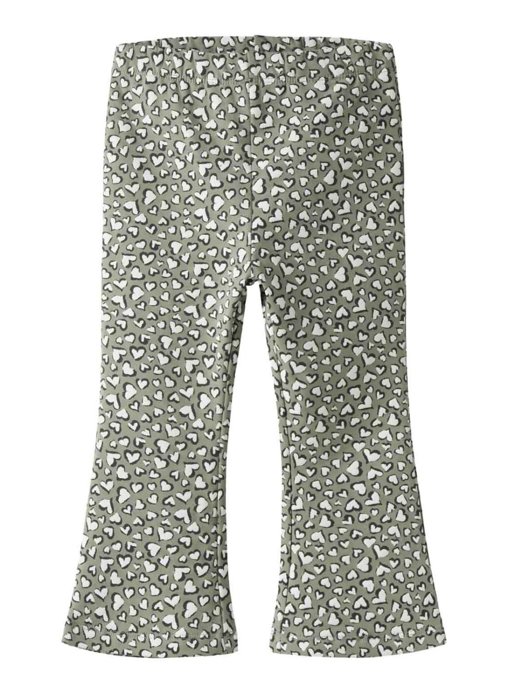 Pantalón flare Name It estampado de corazones verde para niña
