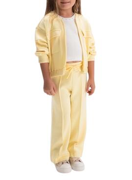 Nombre SEO: Conjunto Mayoral chaqueta y pantalón amarillo pastel para niña
