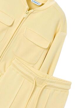 Nombre SEO: Conjunto Mayoral chaqueta y pantalón amarillo pastel para niña