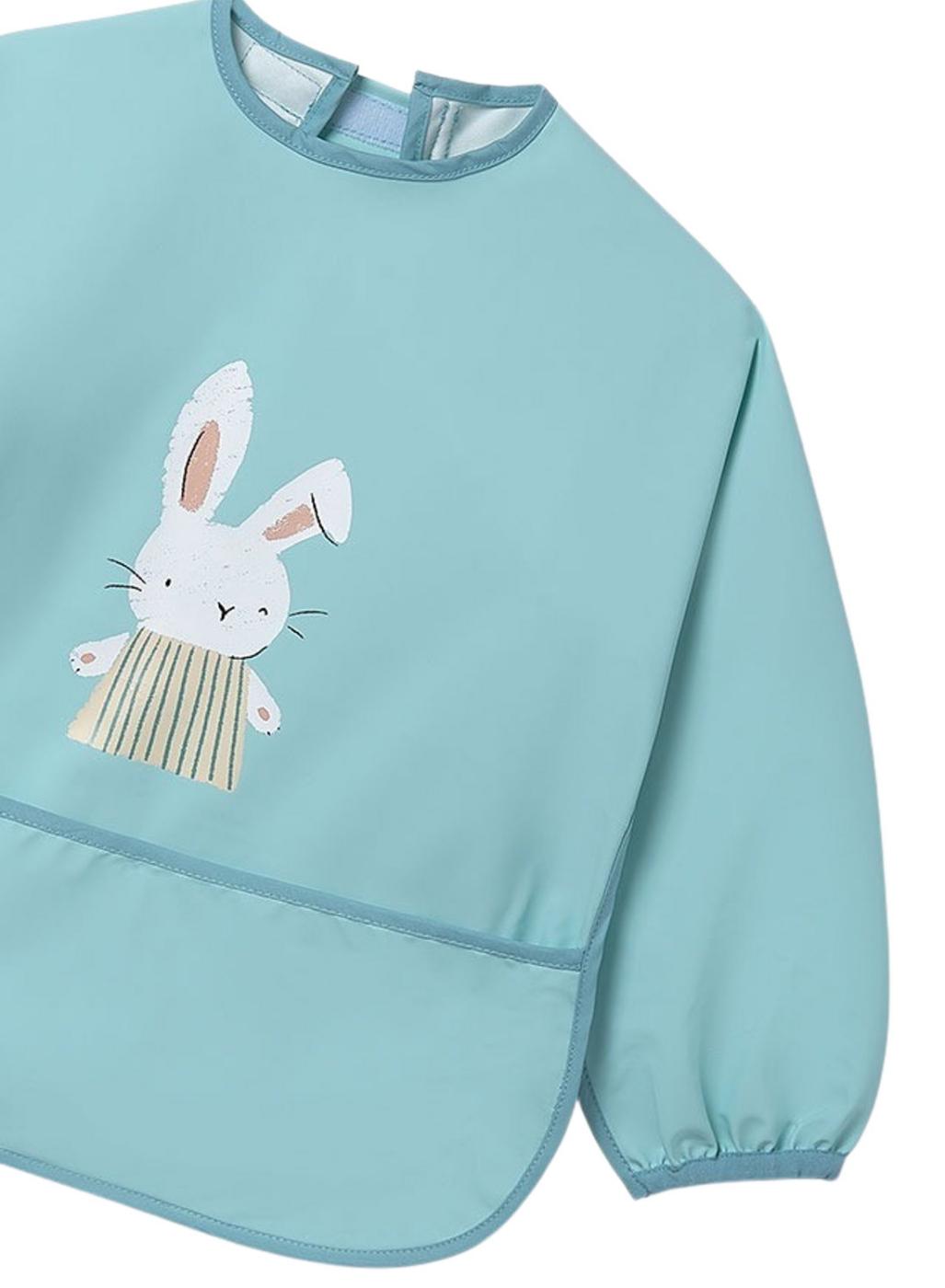 Babero Mayoral impermeable azul con dibujo de conejo para bebé