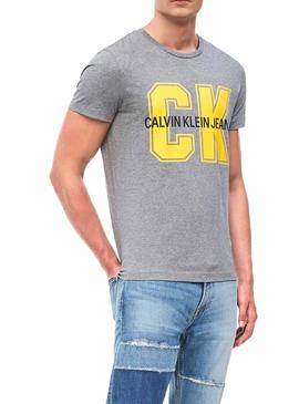 Camiseta Calvin Klein Varsity CK Gris Para Hombre